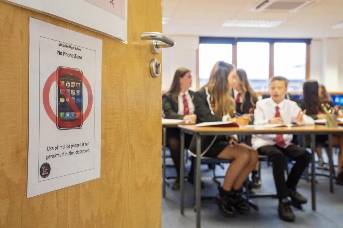 England Enforces Legal Ban on Smartphone Use in Schools
